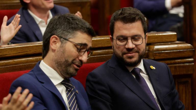 Puigneró y Aragonès juntos en una sesión en el Parlament. Foto: EFE