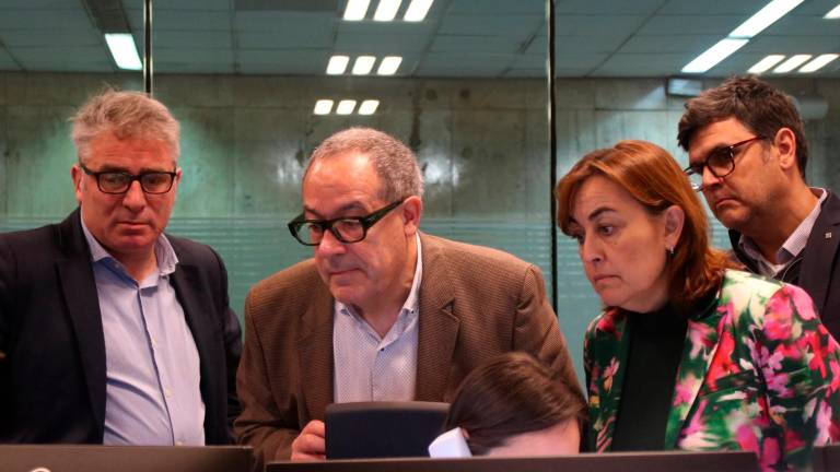 Antonio Carmona, Pere Macias y Sílvia Paneque visitaron este lunes el Centre de Gestió d’Operacions. foto: ACN