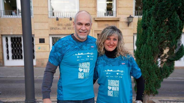 Sergi Boada (COMT) i Maria José López (consellera d’Esports) en la presentació de les samarretes d’aquest passat 23 de novembre. Foto: Ajuntament de Tarragona