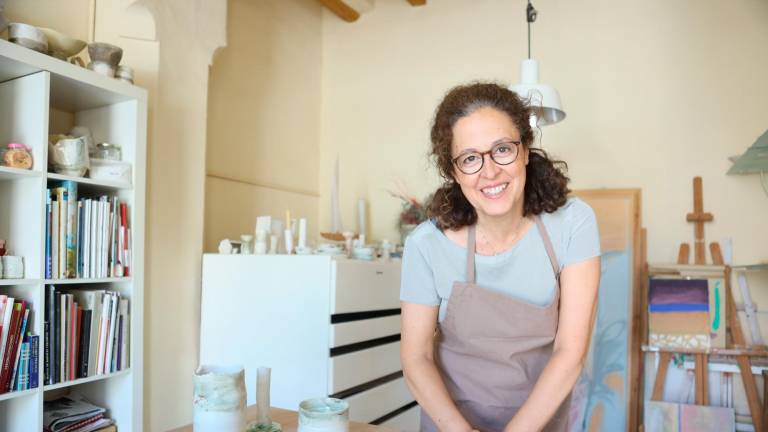 La ceramista reusenca Maria Pallejà al seu taller de la plaça Mercadal. foto: alba mariné