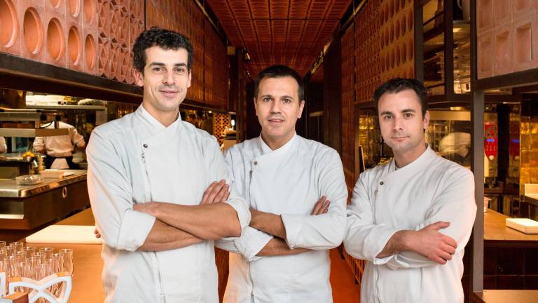 De izquierda a derecha, los chefs Mateu Casañas, Oriol Castro i Eduard Xatruch, en una imagen de archivo al restaurando Disfrutar de Barcelona. Foto: ACN