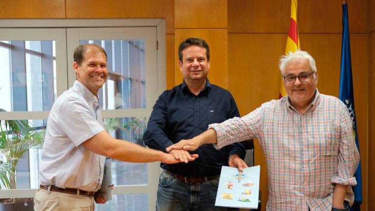 Firma del acuerdo entre las partes. Foto: Ajuntament de Cambrils