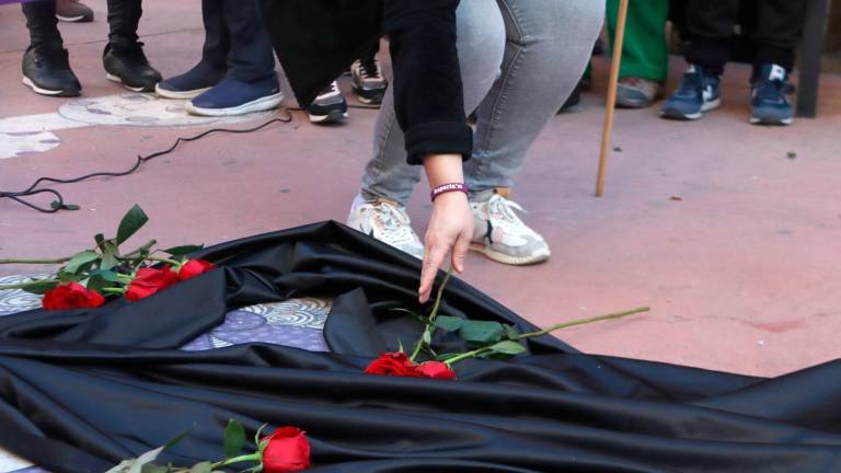 Acto de homenaje en Tarragona a las mujeres asesinadas durante este año. Foto: ACN