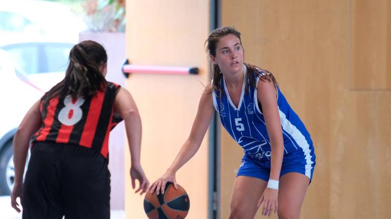 Una jugada d’un partit de bàsquet femení entre el CB Morell i el Reus Deportiu. Foto: Fabián Acidres Pons