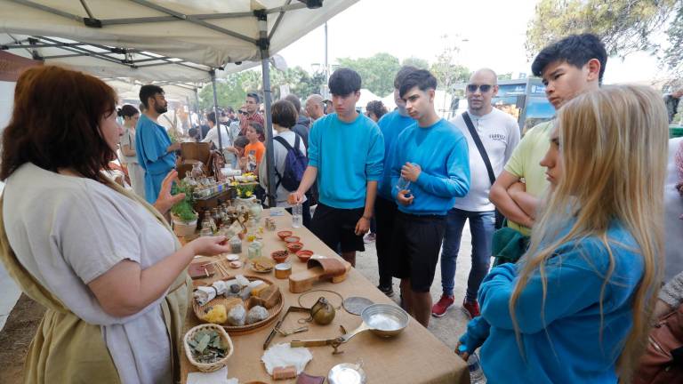 Un grupo de jóvenes conociendo algunos detalles de la cultura romana. Foto: Pere Ferré