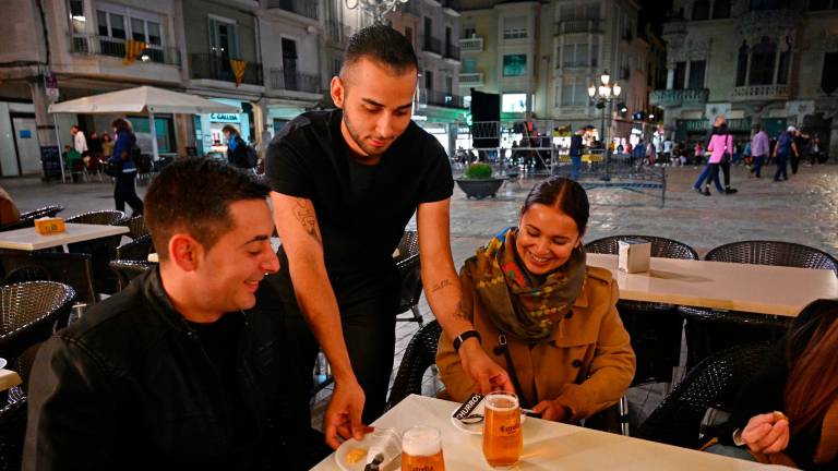 Los primeros clientes disfrutaron ayer sus ‘elecciones’ en la terraza de la Casa Coder. Foto: Alfredo González