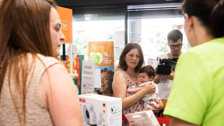 Mireia Alcázar, amb el seu nadó, és atesa en una farmàcia adherida al servei ‘Alletafarma’. FOTO: ÀNGEL ULLATE