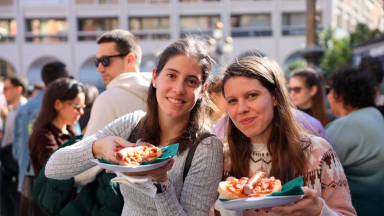 Moltes colles del Carnaval de Reus han ofert els seus plats aquest dilluns en el marc d’Expo-Profit. FOTO: Alba Mariné
