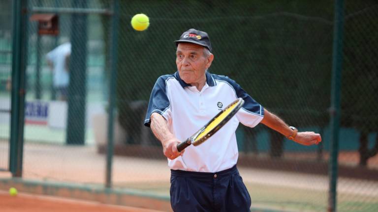 Leandro Campabadal, tenista de 93 años, entrenando en el Club Tennis Tarragona. Foto: Alba Mariné