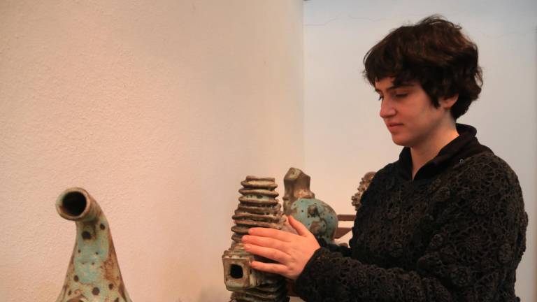 L’artista acariciant una de les seves obres. Fotos: ACN