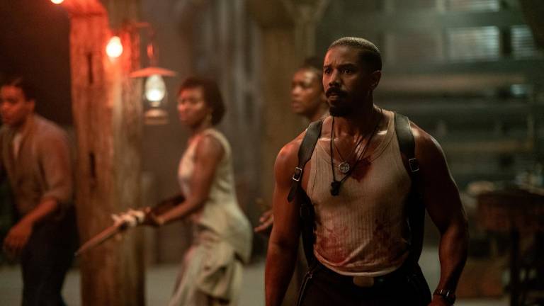 Michael J. Jordan, en primer plano, interpreta a los dos gemelos protagonistas de la película. foto: Warner Bros