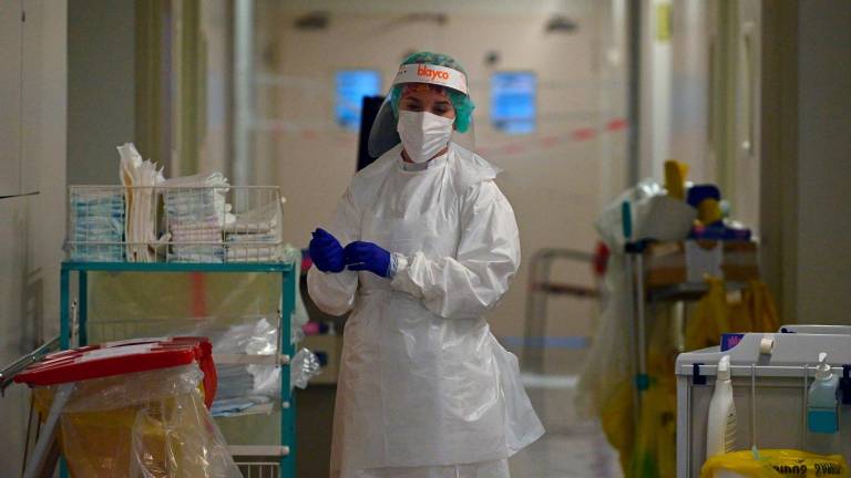 Una sanitaria, en el Hospital Sant Joan de Reus, durante la pandemia. FOTO: ALFREDO GONZÁLEZ