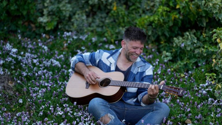 En el cuarto disco ‘El meu lloc preferit’, el músico ebrense Joan Rovira recupera la esencia de la guitarra. FOTO: Cedida