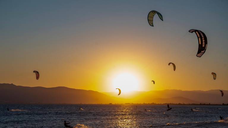 Un gran grup de surfistes d’estel durant la posta de sol al Trabucador, fa uns dies. foto: joan revillas