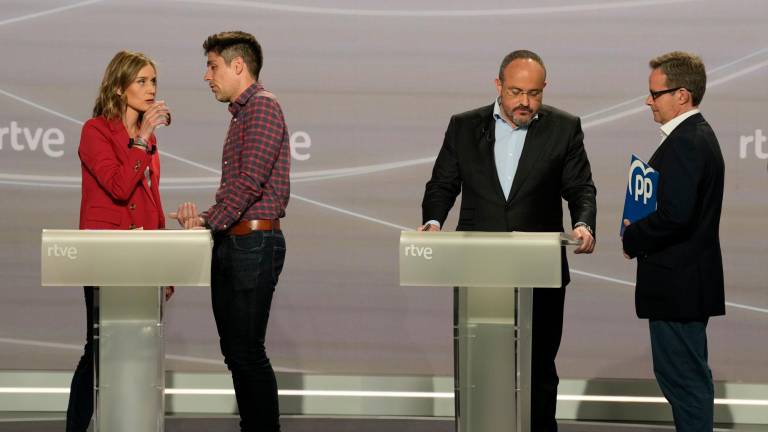 La candidata de Comuns Jesica Albiach (i) y el del PP Alejandro Fernández (2d) durante el debate electoral organizado por RTVE Catalunya. Foto: EFE
