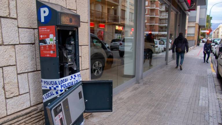 Un parquímetre destrossat al barri de Ferreries. foto: Joan Revillas