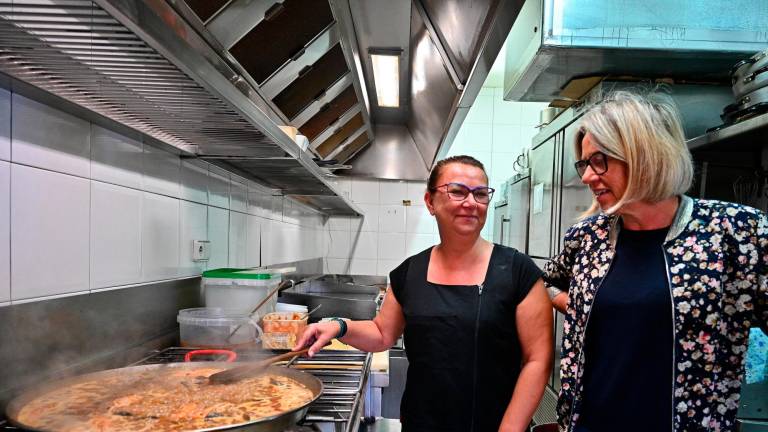 Lara y Rosa Font, en la cocina del L’Escandall. Foto: Alfredo González