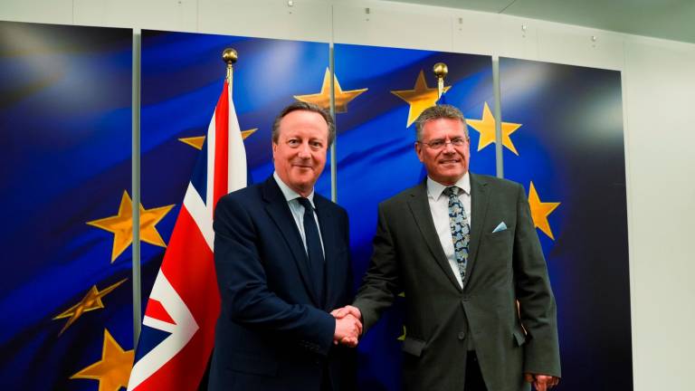 El ministro de Asuntos Exteriores del Reino Unido, David Cameron (i), se ha reunido este jueves con el vicepresidente ejecutivo de la Comisión Europea, Maroš ŠEFČOVIČ, en Bruselas. Foto: EFE
