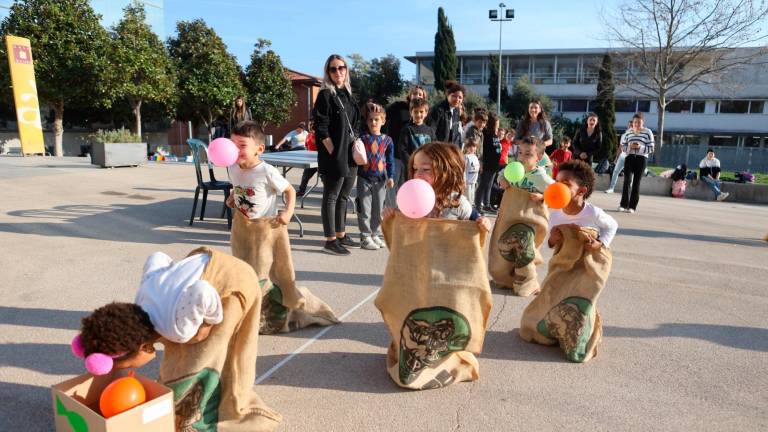 Algunos de los niños y niñas disfrutan de uno de los juegos. Foto: Alba Mariné