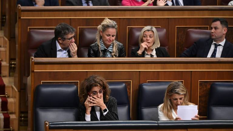 La ministra de Trabajo y Economía Social, Yolanda Díaz (d), junto a la ministra de Hacienda, María Jesús Montero (i), en el Congreso de los Diputados. Foto: Fernando Villar / EFE