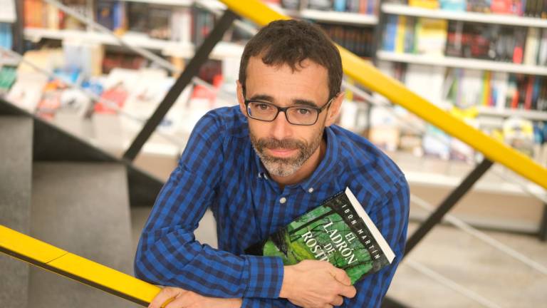 El escritor donostiarra Ibon Martín, en la librería Galatea de Reus. Foto: Fabián Acidres