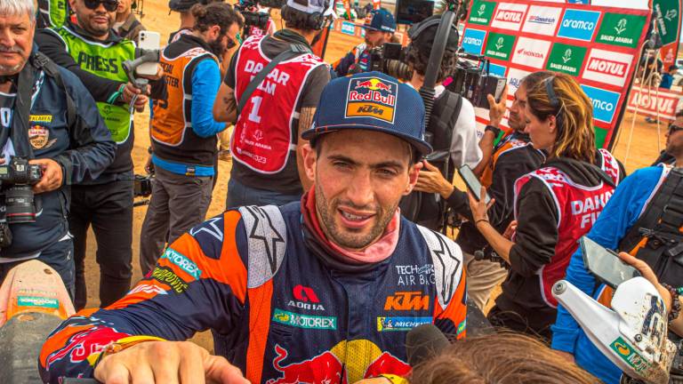 Benavides, bicampeón del Dakar en el último instante