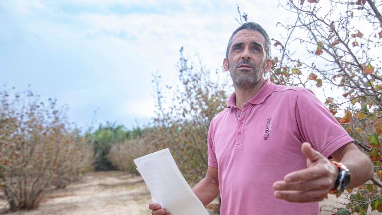 Joan Carles Gual, payés de La Riera, explicando qué supone para los agricultores que suban tanto los costes de producción. FOTO: Àngel Ullate