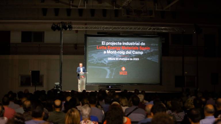 Más de 500 ciudadanos asistieron a la presentación del proyecto de la empresa, que Lotte Materials ofreció el pasado lunes. foto: Alba Mariné