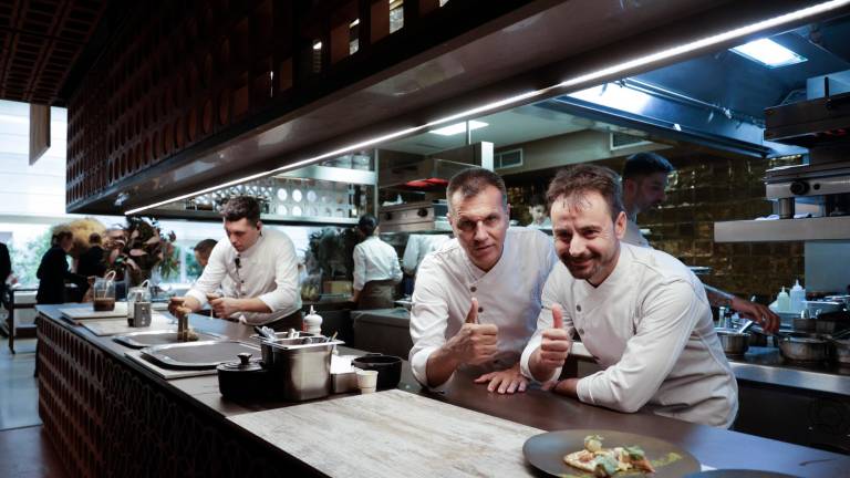 Eduard Xatruch, en primer plano, en el restaurante Disfrutar situado en Barcelona. Foto: EFE