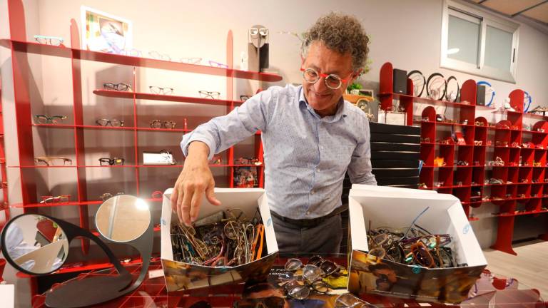 Joan Martra, de Martra Visions, con una caja llena de gafas de segunda mano que pronto se reciclarán. Foto: Alba Mariné