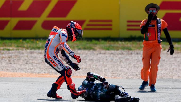 El de Honda cometió un error en la primera vuelta y se llevó por delante al piloto local, Miguel Oliveira. Foto: EFE
