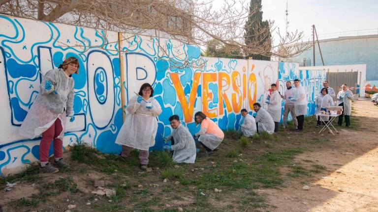 Usuarios de APRODISCA pintando el mensaje positivo del mural. Foto: Àngel Ullate