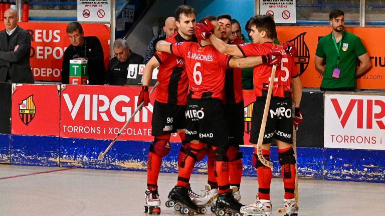 Los jugadores del Reus Deportiu celebran un gol en el derbi pasado ante el Calafell. foto: alfredo gonzález