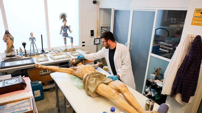 El primer proyecto que le encargaron, la creación de los gegants de la Colla de l’Institut Pere Mata, lo hizo en el garaje de casa de sus padres. Foto: Alba Mariné