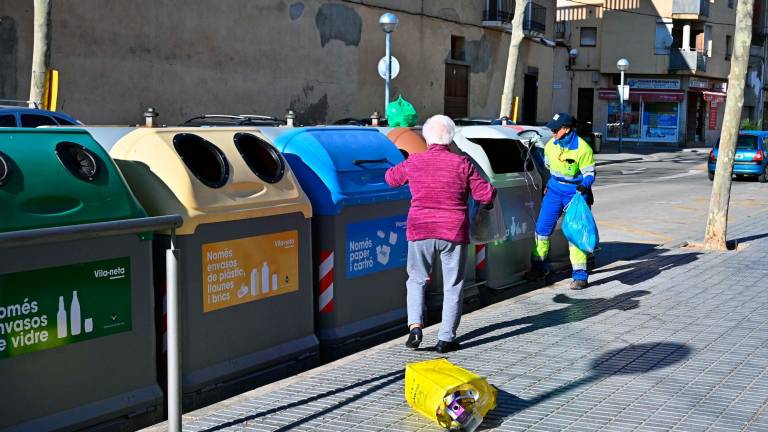 Un operario, limpiando un contenedor en el núcleo de Vila-seca. foto: Aalfredo González