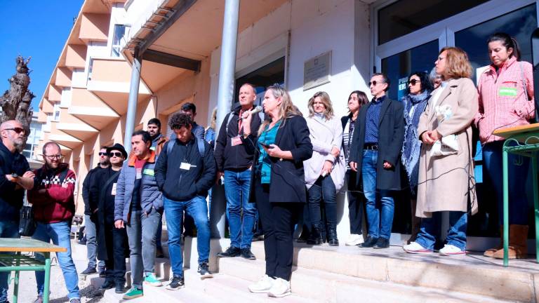 Els professors concentrats en solidaritat amb el company agredit a Gandesa, a les portes del pati de l’institut Dertosa. Foto: ACN