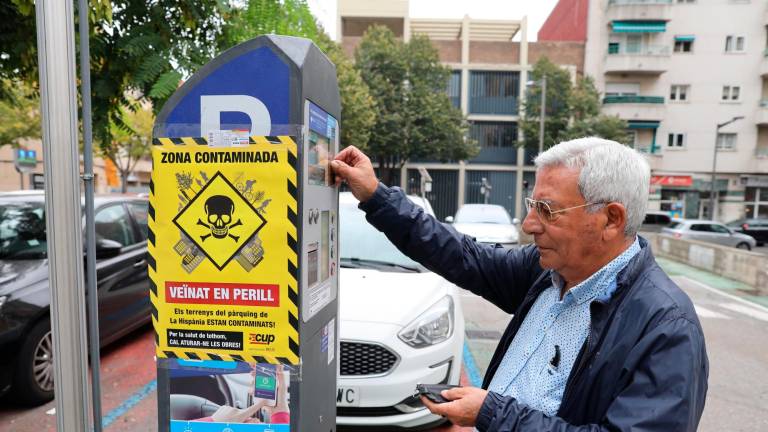 Los ‘cupaires’ colocaron carteles ayer que denuncian la contaminación de un sector de La Hispània. Foto: Alba Mariné
