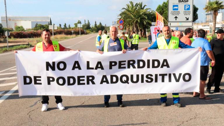 Trabajadores de la empresa manifestándose frente a la entrada de BASF. Foto: ACN