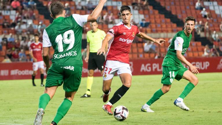 Montalvo fue el futbolista con más minutos en el duelo ante el Huesca. FOTO: nàstic