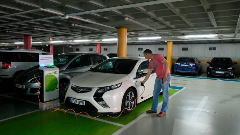 Las dificultades para encontrar cargadores eléctricos para coches que estén libres en Reus