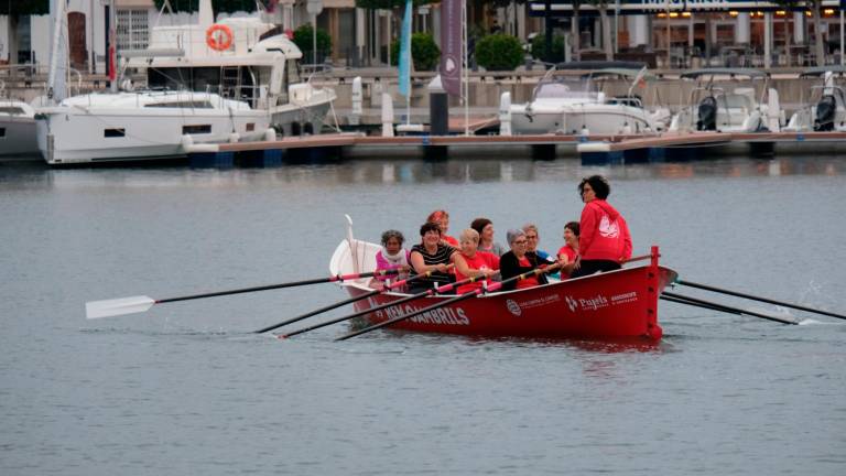 Las mujeres que han empezado a practicar comparten barca con otras socias del club. FOTO: I. Alcalá