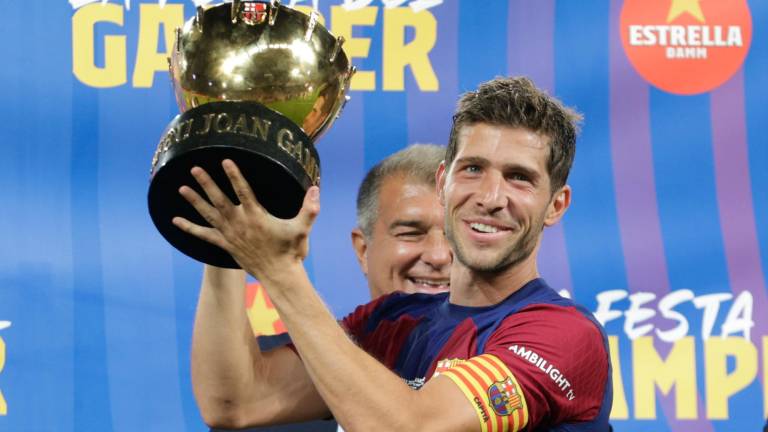 Sergi Roberto levanta el trofeo de campeón del Gamper con el FC Barcelona. Foto: EFE