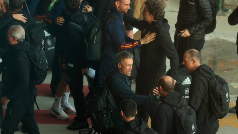 Los jugadores, técnico y parte de los directivos de la RFEF a su llegada a Madrid. FOTO: EFE