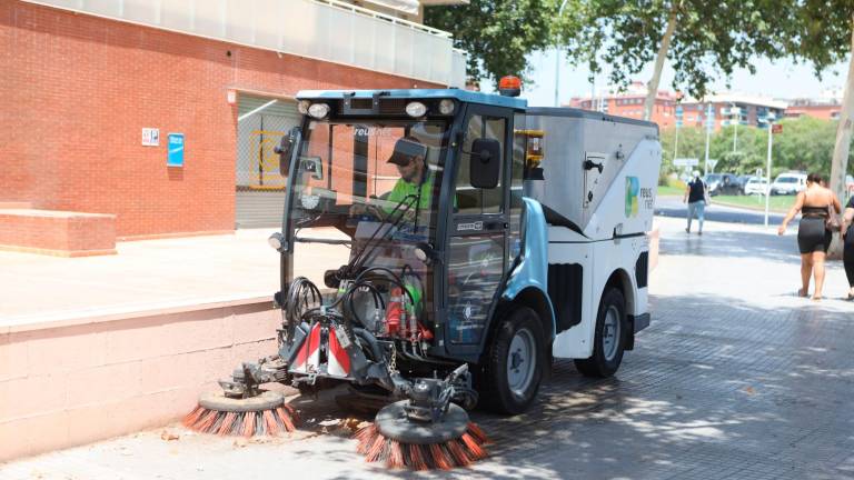 Una de las máquinas que integran la flota del servicio de limpieza de la ciudad, circulando por las calles. Foto: Alba Mariné