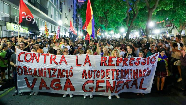 $!Marcha contra la represión por las calles de Tarragona, el 3 de octubre de 2017. Foto: Alba Mariné