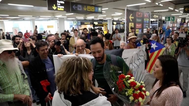 $!El rapero, huido en Bélgica de la justicia española desde hace cinco años, ha llegado este domingo a Mallorca, donde una treintena de personas le han brindado una calurosa acogida en el aeropuerto de Palma. Foto: EFE