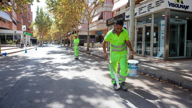 Operarios delimitando zonas de aparcamiento entre las calles Berenguer de Palou y Francolí. foto: Alba Mariné/DT