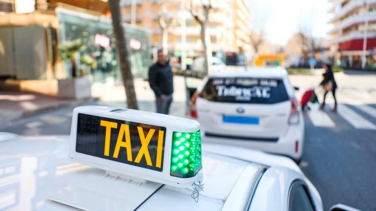 Actualmente, Salou cuenta con 47 licencias de taxi vigentes que pueden operar durante todo el año en la localidad. Foto: Alba Mariné