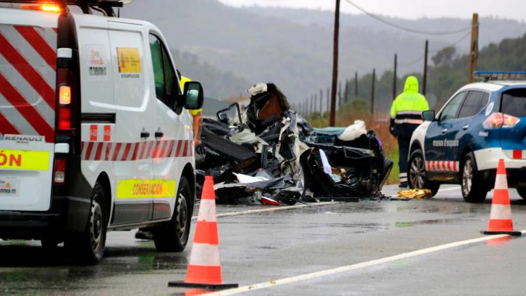 El turismo implicado en el accidente mortal, totalmente destrozado.