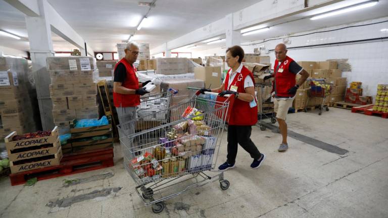 Preparación de una entrega de alimentos a familias necesitadas en la sede de Creu Roja en Tarragona. Foto: Pere Ferré